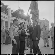 Alger. Commémoration de l'anniversaire de l'appel du 18 Juin 1940. Paul Delouvrier serre la main aux anciens combattants.