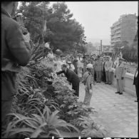 Alger. Commémoration de l'anniversaire de l'appel du 18 Juin 1940. Paul Delouvrier dépose une gerbe de fleurs.
