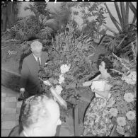 Alger. Commémoration de l'anniversaire de l'appel du 18 Juin 1940. Pose de la gerbe de fleurs par les anciens des Forces françaises libres (FFL).