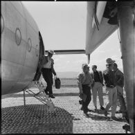 Les étudiants débarquent des appareils militaires qui les ont amenés de métropole.