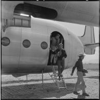 Les étudiants débarquent des appareils militaires qui les ont amenés de métropole.