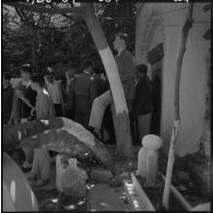 Les étudiants dans le cimetière des Princesses.