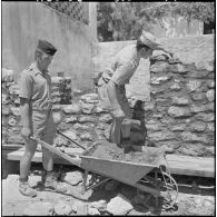 Portrait de deux appelés du contingent des classes 57 2/A et 58 I/C à la maçonnerie, originaires de Boulogne-sur-Mer dans le Pas-de-Calais et de Rouy-le-Petit dans la Somme, ouvrier métallurgiste et maçon dans le civil.