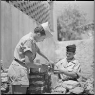 Un appelé du contingent de la classe 58 1/C, originaire de Chauny dans l'Aisne et maçon, forme un appelé à la maçonnerie.