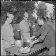 Portrait de trois appelés du contingent des classes 57 2/A et 57 I/B à l'heure du repas, originaires de Dunkerque et de Lille dans le Nord et de Flesselles dans la Somme, peintre en bâtiments, couvreur et cultivateur dans le civil.