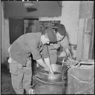 Portrait de deux appelés du contingent des classes 58 2/A et 57 I/C en cuisine, originaires de Valenciennes dans le Nord et de Saint-Omer dans le Pas-de-Calais, pâtissier et peintre décorateur dans le civil.