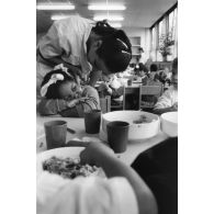 Champigny-sur-Marne (94). Cantine à l'école maternelle.