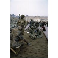 Mars 1999. Paris 6e. Le pont des Arts. Exposition du sculpteur Ousmane Sow.