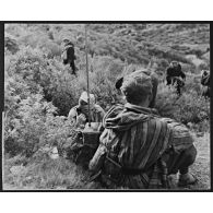 Libération de la Corse. Un observateur, détaché auprès d'un tabor marocain, est en liaison radio avec l'artillerie italienne entre le golfe de Saint-Florent et la Marine de Farinole.