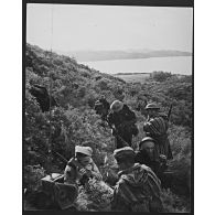 Libération de la Corse. Un observateur, détaché auprès d'un tabor marocain, est en liaison radio avec l'artillerie italienne entre le golfe de Saint-Florent et la Marine de Farinole.