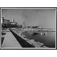Libération de la Corse. L'épave d'un bombardier léger de l'armée de l'air italienne qui s'est écrasé dans le port de Bastia.