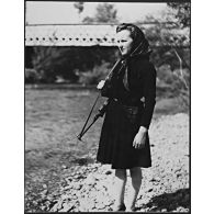 Libération de la Corse. Portrait en pied de la résistante corse Mathéa Pittiloni.