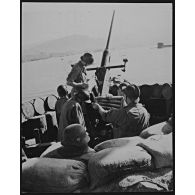 Libération de la Corse. Canon anti-aérien de 40 mm Bofors du 55e groupe d'artillerie de l'Air (55e GAA) qui assure la protection du terrain d'aviation de Campo dell' Oro à compter du 21 septembre 1943.