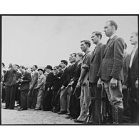 Des résistants sont alignés sur la place du Diamant lors du discours du général de Gaulle à Ajaccio.