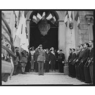 Libération de la Corse. Le général de Gaulle, président du Comité français de la Libération nationale (CFLN), salue la foule à sa sortie de l'hôtel de ville d'Ajaccio.