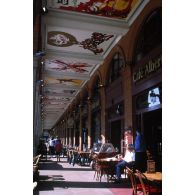 Toulouse (31). La place du Capitole, terrasse de café.