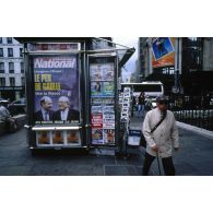 7 juin 1999. Paris. Campagne pour les élections européennes. Kiosque à journaux avec en vitrine une première de couverture de la revue National hebdo représentant Charles de Gaulle et Jean-Marie Le Pen.