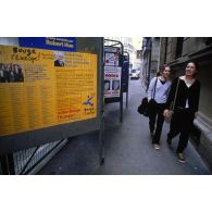 8 juin 1999. Paris 1er. Campagne pour les élections européennes. Panneaux d'affichage électoral. Affiche du Parti Communiste.