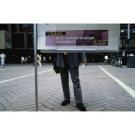 10 juin 1999. Strasbourg (67). Campagne pour les élections européennes. Stand des Verts sur la place Kléber.