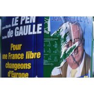 8 juin 1999. Paris. Campagne pour les élections européennes. Affichage sauvage. Affiche du Front National.