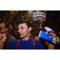 9 juin 1999. Paris 15e. Campagne pour les élections européennes. Jeune militant au meeting de Nicolas Sarkozy et d'Alain Madelin au Palais des Sports, Porte de Versailles.