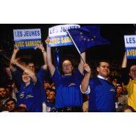 9 juin 1999. Paris 15e. Campagne pour les élections européennes. Jeunes militants au meeting de Nicolas Sarkozy et d'Alain Madelin au Palais des Sports, Porte de Versailles.