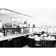 République unie du Cameroun, Yaoundé, 1970. Ecole supérieure d' agriculture. Laboratoire de recherches.