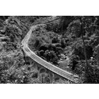 République populaire du Congo, 1955. Chemin de fer Congo-Océan. Viaduc dans la traversée du Mayombé.
