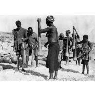 République du Mali, Pays Dogon, 1969. Pilage des oignons.