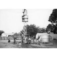 République du Sénégal, village de la région de Dakar, 1980. Eolienne de type "Savonius" construite par la société franco-sénégalaise Sinaes.