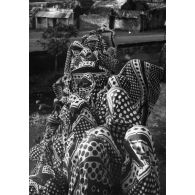 Archipel des Comores, Anjouan, 1955. Femmes sur les terrasses.