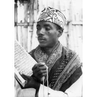 Archipel des Comores, 1955. La lecture du Coran.