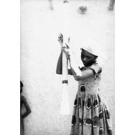 République du Tchad, 1969. Jeune fille pilant le mil.