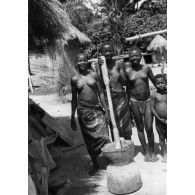 République togolaise, région de Palime, 1954. Préparation du "foufou" pâte d'ignames.