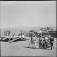 Le groupe d'action culturelle réuni sur scène à l'occasion de la réalisation d'un reportage de la Radiodiffusion-télévision française (RTF) dirigé par Jacques Mousseau.