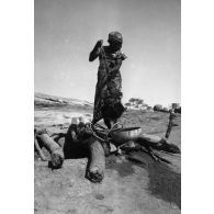République du Niger, Zinder, janvier 1954. Femme Haoussa au puits.