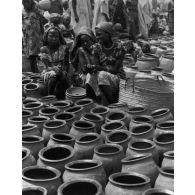 République du Niger, Zinder, 1970. Vente de poteries.