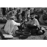 République du Niger, Zinder, décembre 1953. Le grand marché. Transaction entre Bouzou et Haoussas.