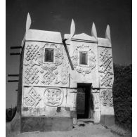 République du Niger, Zinder, décembre 1953. Sculptures sur la façade d'une maison Haoussa au Zengou.