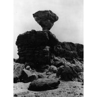 République du Niger, 1969. Les rochers de Zinder.