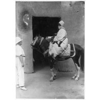 Niger, Zinder. Le sultan Barma devant la porte où fut massacré le capitaine Cazemajou, en 1897