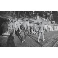 757. Camp Condé. Boules de pain. 20 oct[ctobre] 1916. 16 h. [légende d'origine]