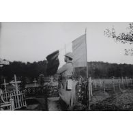 781. Hauts Battis [sic]. Hommage aux morts. 3 nov[embre 1916]. 13 h. S.m.f. [légende d'origine]