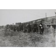 1372. Poste des Crêtes. Prisonniers du 20 fév[rier] 1918. [légende d'origine]