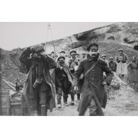 1374. Poste des Crêtes. Prisonniers du 20 février 1918. [légende d'origine]