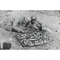 1391. P[oste de] S[ecours de] B[ataillon] Dominique. Pêche à la grenade. 18 mars [1918]. [légende d'origine]