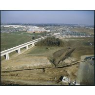 Torcy (77). Vue sur la ligne RER : viaduc d'arrivée sur Torcy.