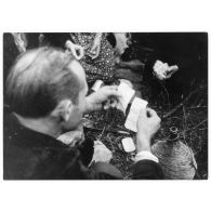 Libération de la Corse. Réception d'un message par la résistance corse dans le maquis.