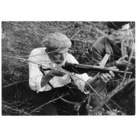 Libération de la Corse. Résistants corses postés dans le maquis, armés de pistolets-mitrailleurs Sten Mk II.