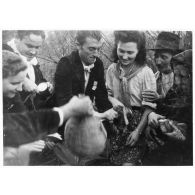 Des résistants corses se restaurent dans le maquis.